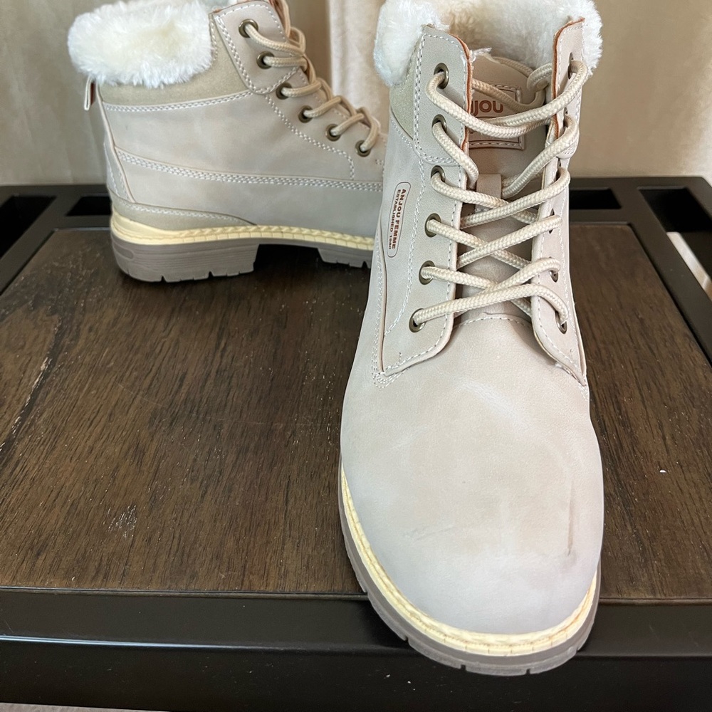 Women’s Anjou Femme Hiking Boots- size 8